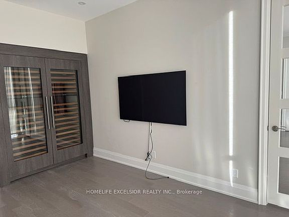 4th image of 20 Fred Varley Dr #Penthouse 9