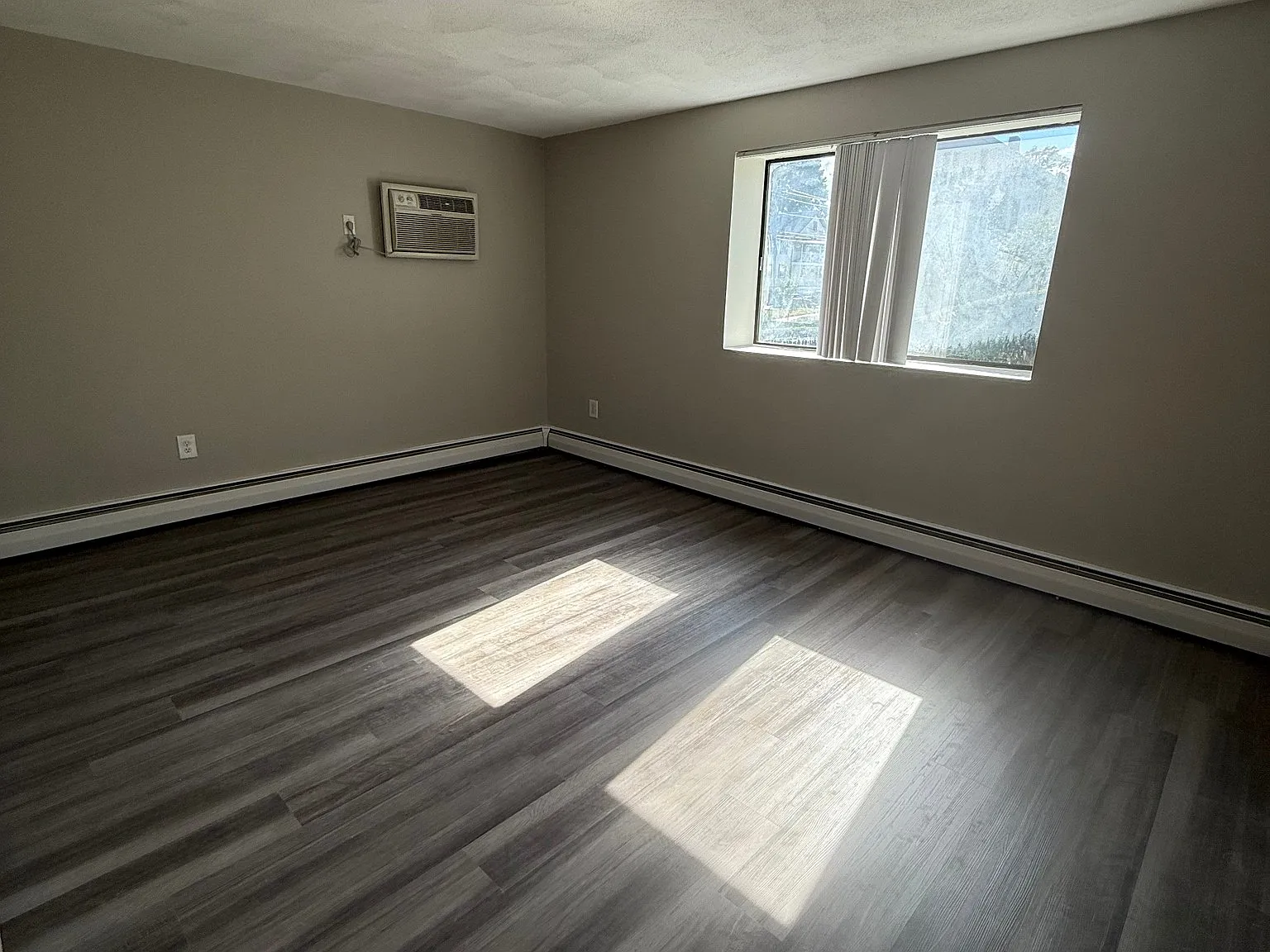 2 bed, 1.0 bath, 9999 sqft, $2,650 — Photo 3