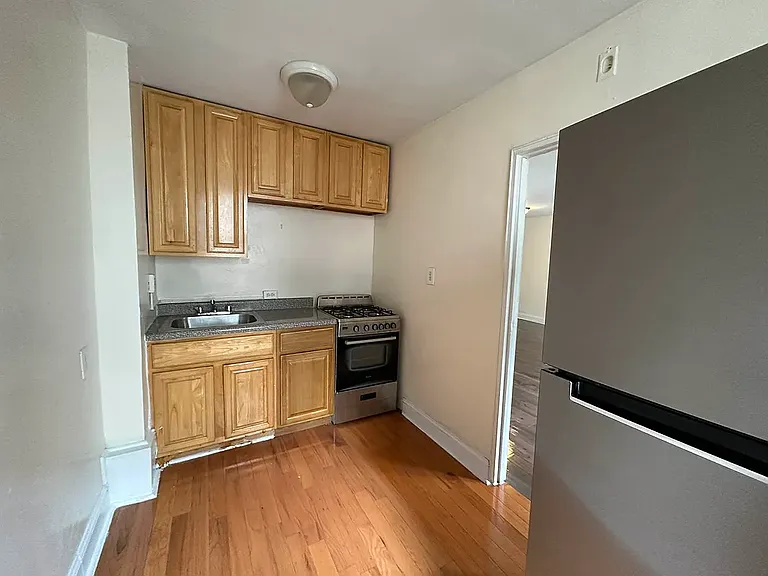 390 E 21st St #2H — Photo 7