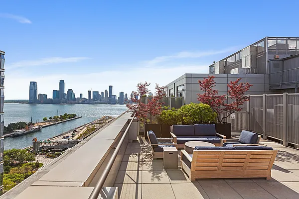 Sold by The SIMPLE Real Estate Co | media 14