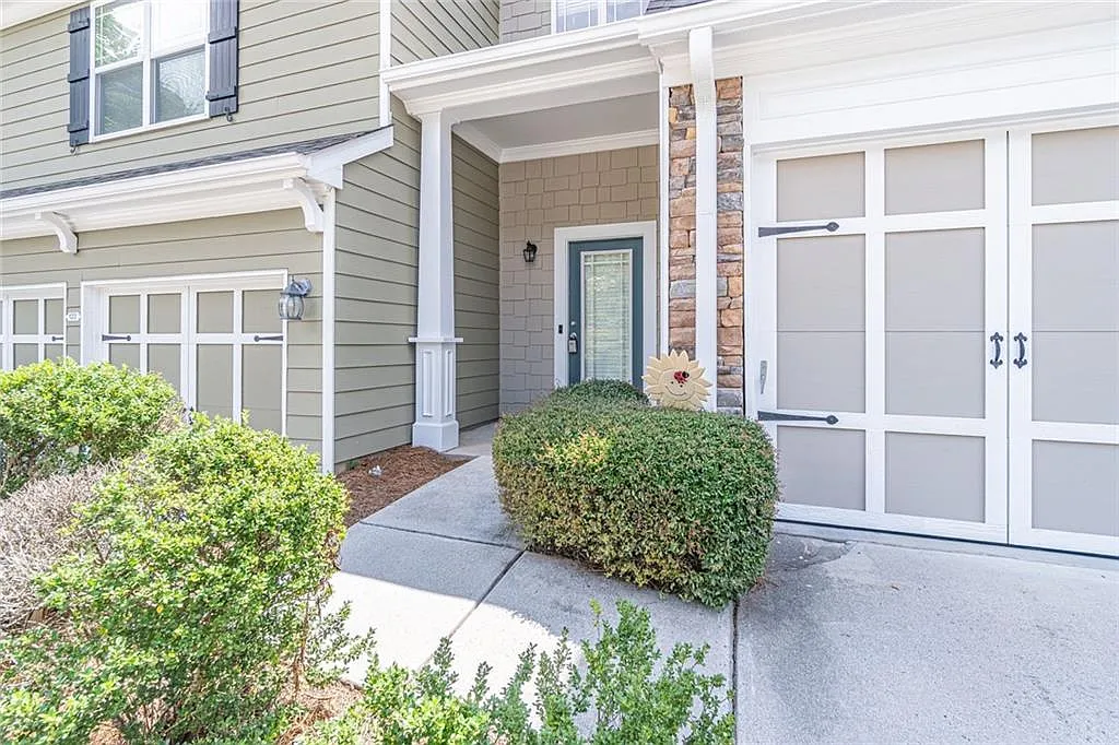 3 bed, 2.5 bath, 1968 sqft, $2,300 — Photo 3