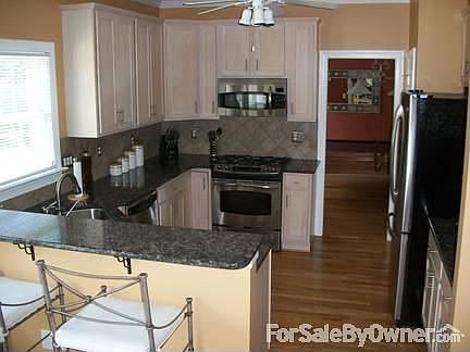 Kitchen : Granite counter tops and stainless steel appliances, all new within last 4 years