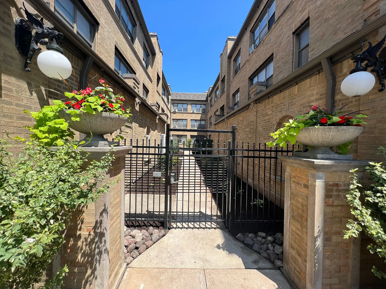 1008 Curtiss St photo 1