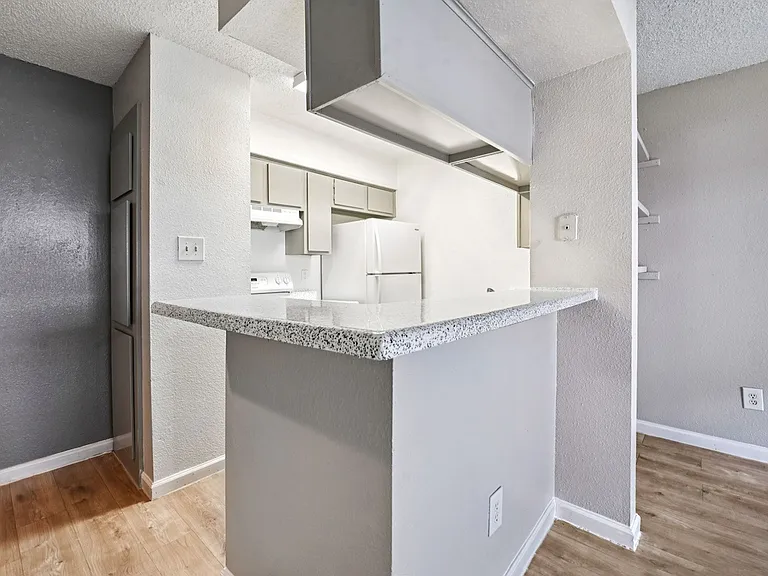 Pine Creek Apartments — Photo 32