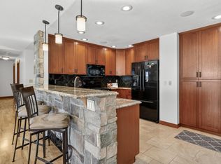 7067 Robinwood Trl, Woodbury, MN 55125