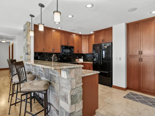 7067 Robinwood Trl, Woodbury, MN 55125