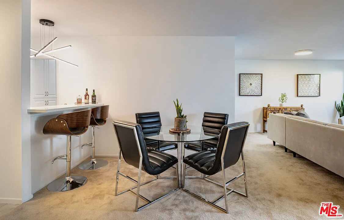 1 bed, 1.0 bath, 912 sqft, $3,750 — Photo 2