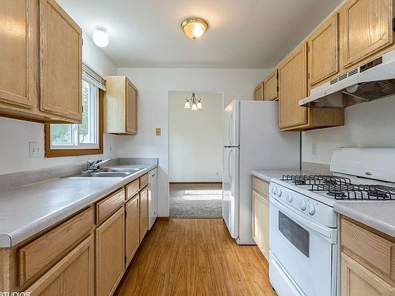 3rd image of 664 Regent Dr