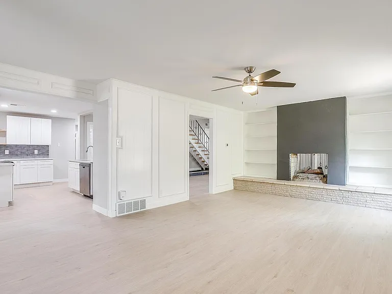 802 Sutton Ct — Photo 9