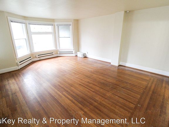 3rd image of 726 S Jefferson St #11059292