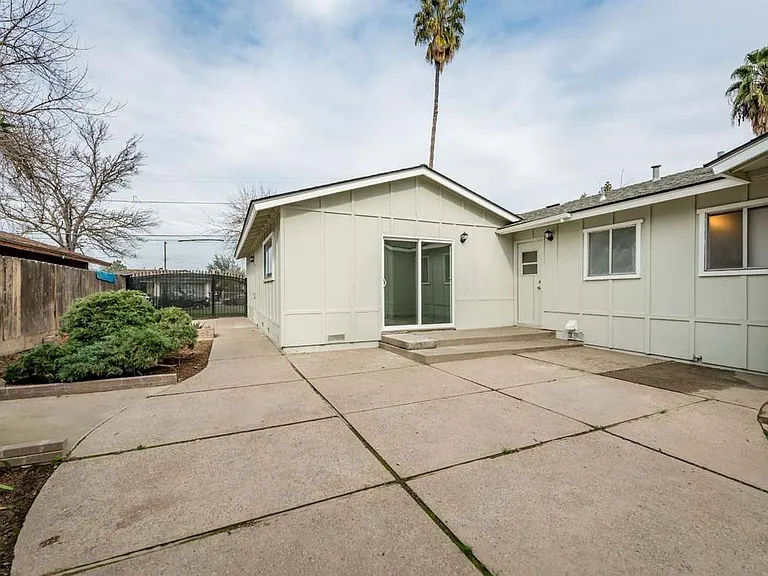 1013 W Terrace Ave — Photo 2