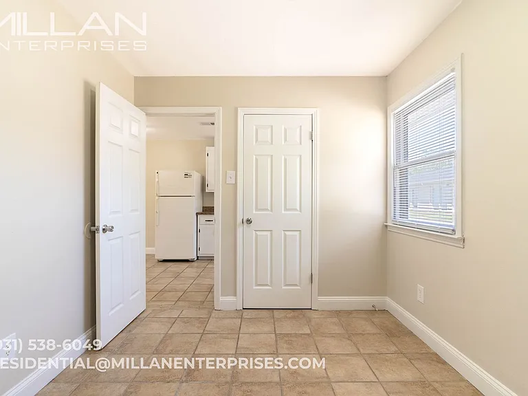 211 Oak St. Apartments — Photo 9