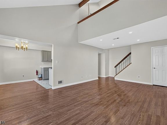 4th image of 94 Beverly Hill Ter