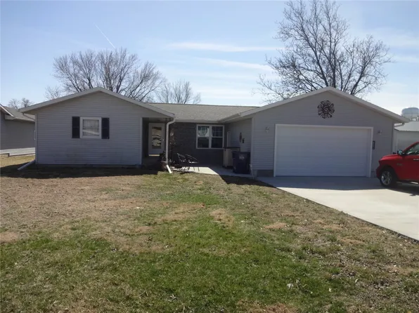 706 E Hilton St, Marengo, IA 52301