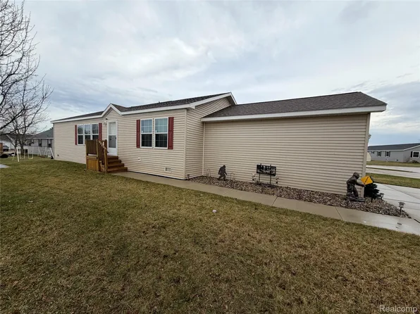 241 Waterway Ct, Lapeer, MI 48446