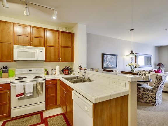3rd image of 1601 India St Unit 206