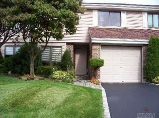 264 Pond View Ln, Smithtown, NY 11787