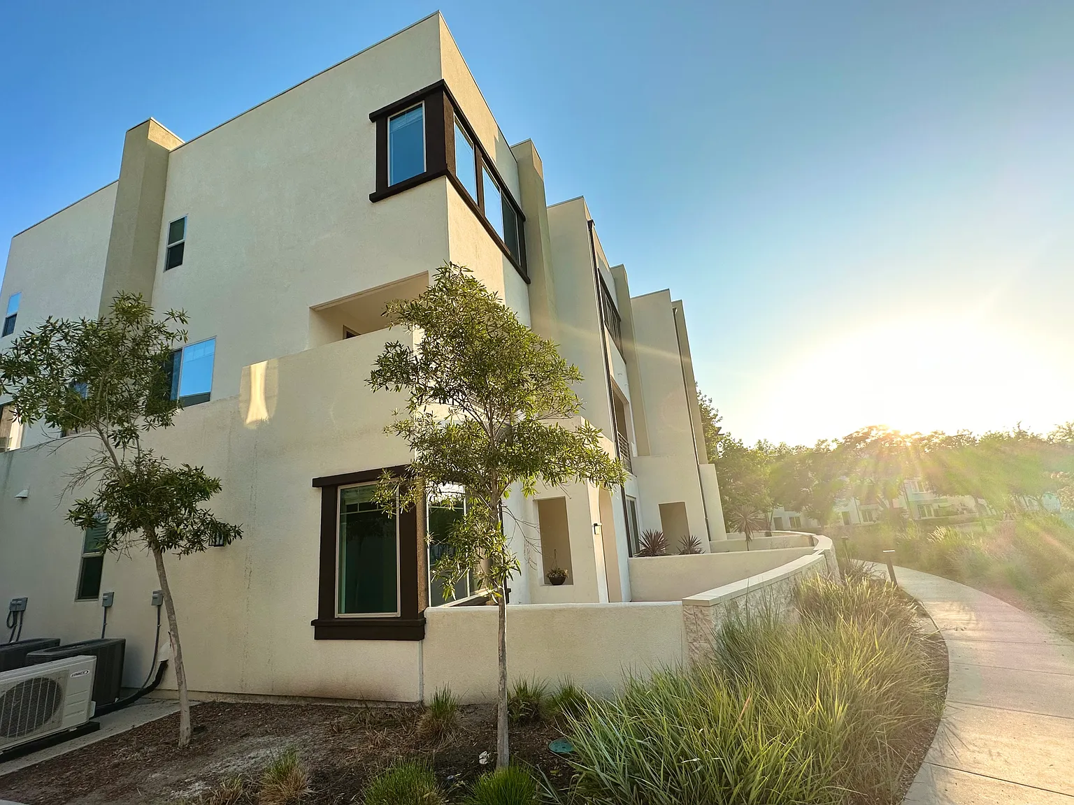 3 bed, 3.5 bath, 1932 sqft, $5,000 — Photo 2