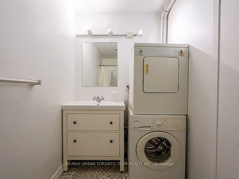 1346 Queen St E #1 — Photo 15