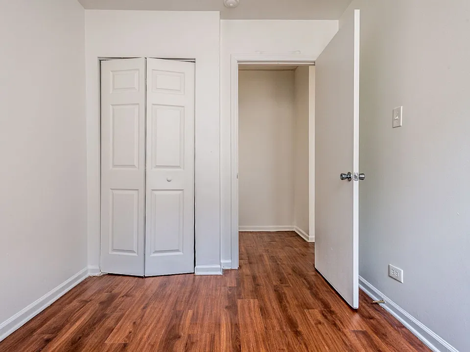 1734 E 72nd