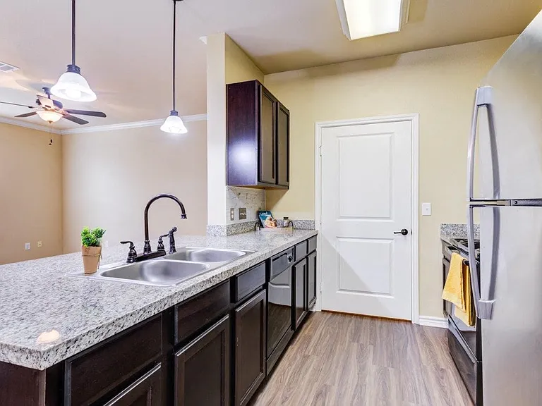 Chateau Mirage Apartment Homes — Photo 3