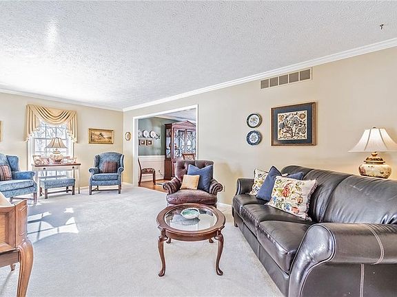 5th image of 5 Foxboro Ln