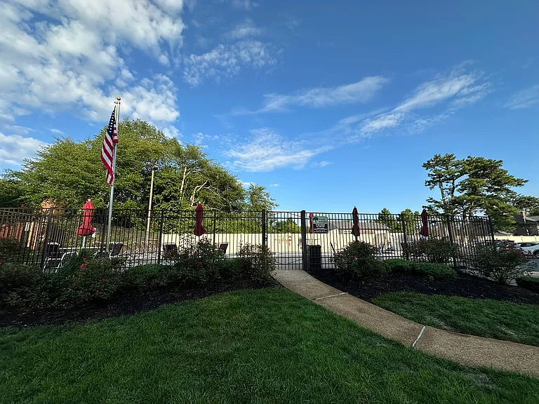 703 Camelback Ct — Photo 10