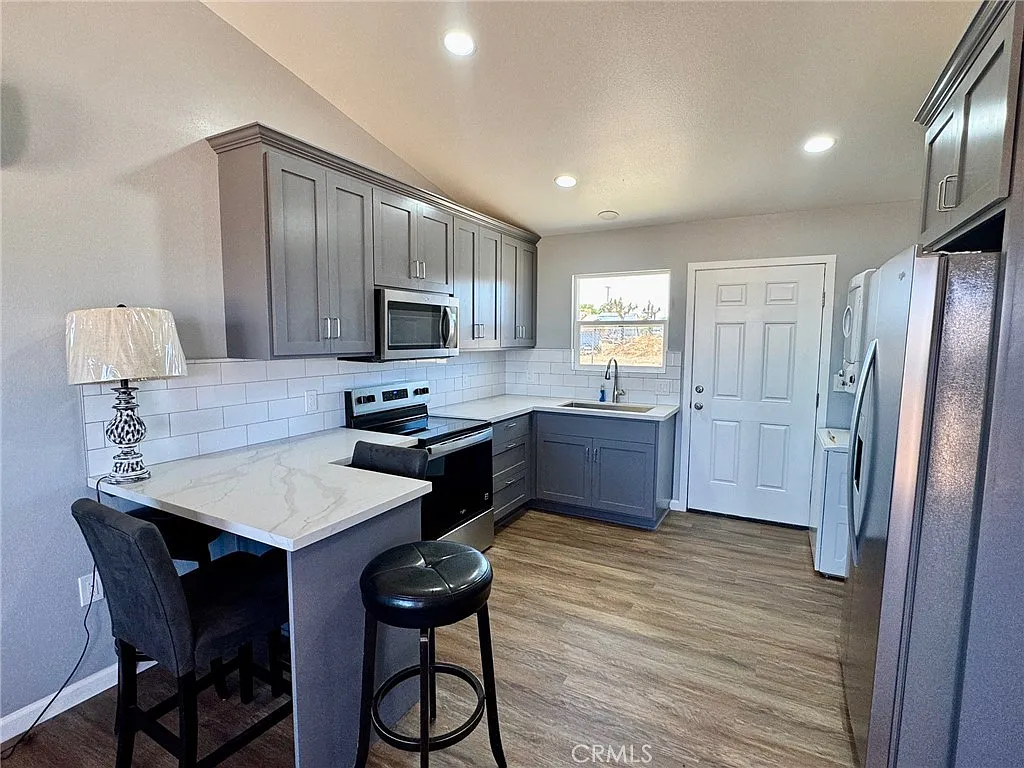 2 bed, 690 sqft, $1,650 — Photo 3