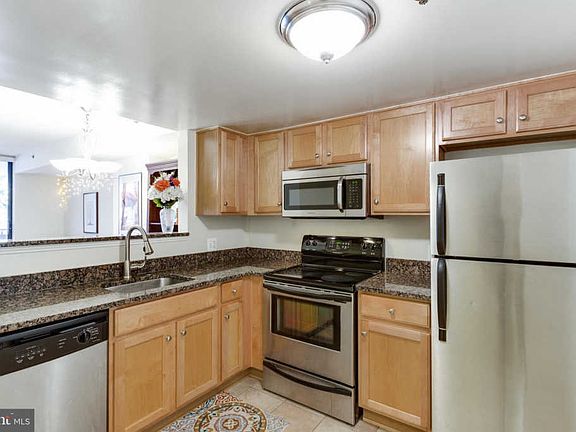 3rd image of 1001 N Vermont St APT 205