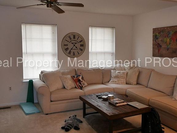 3rd image of 46685 Sandalwood Sq