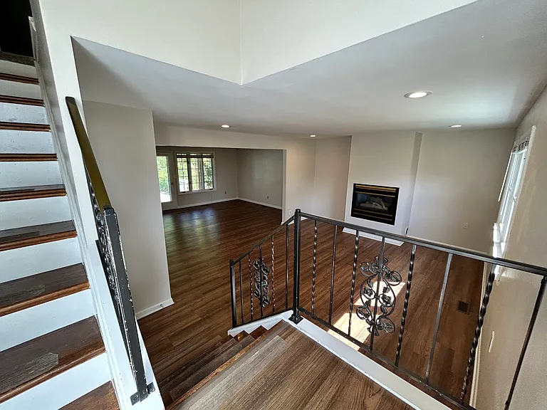 132 Kathleen Dr — Photo 2