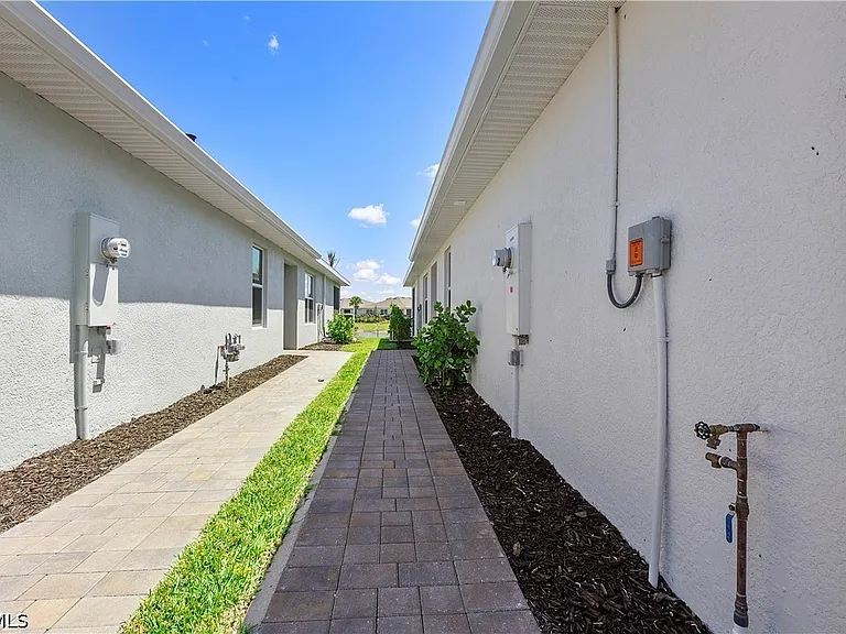 17639 Wild Iris Ln — Photo 2