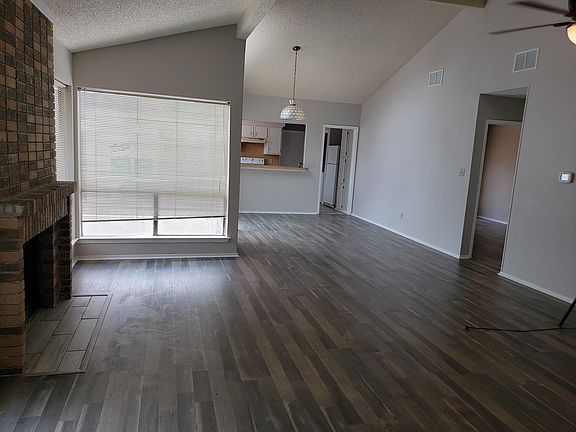 3rd image of 606 Hunters Glen St