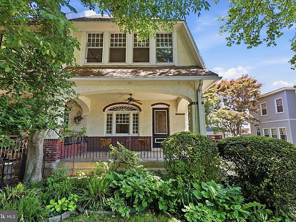 3rd image of 923 Herbert St
