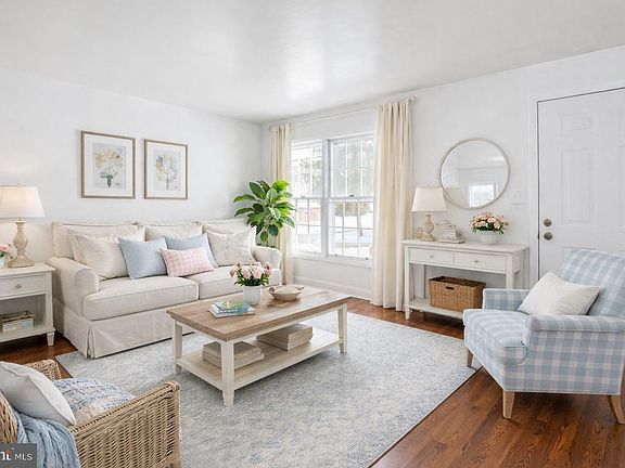 3rd image of 203 Apple Tree Dr