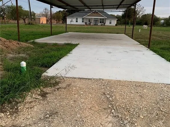 716 E Saint Mary St, Skidmore, TX 78389