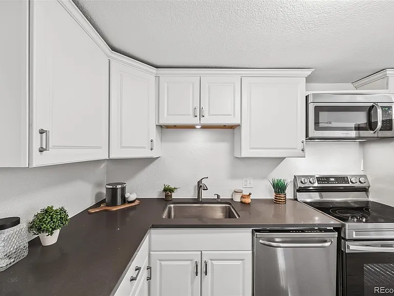 2290 Jasmine St — Photo 32