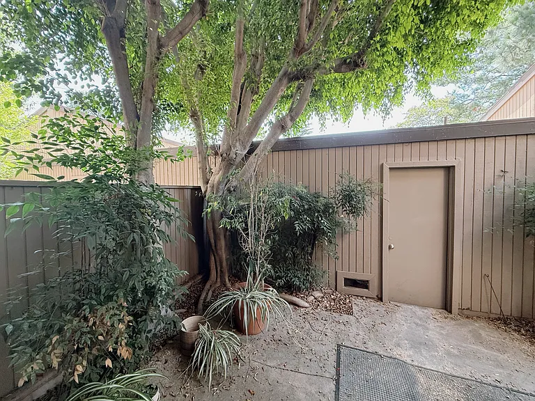 475 W Walnut St — Photo 35