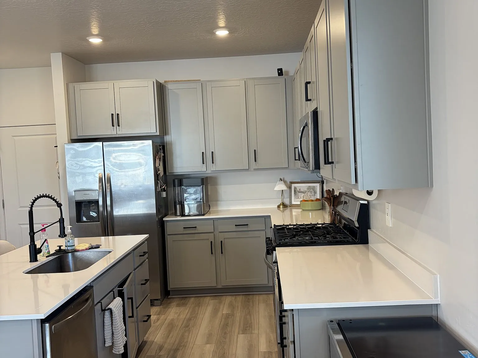 4 bed, 3.5 bath, 2700 sqft, $3,595 — Photo 2