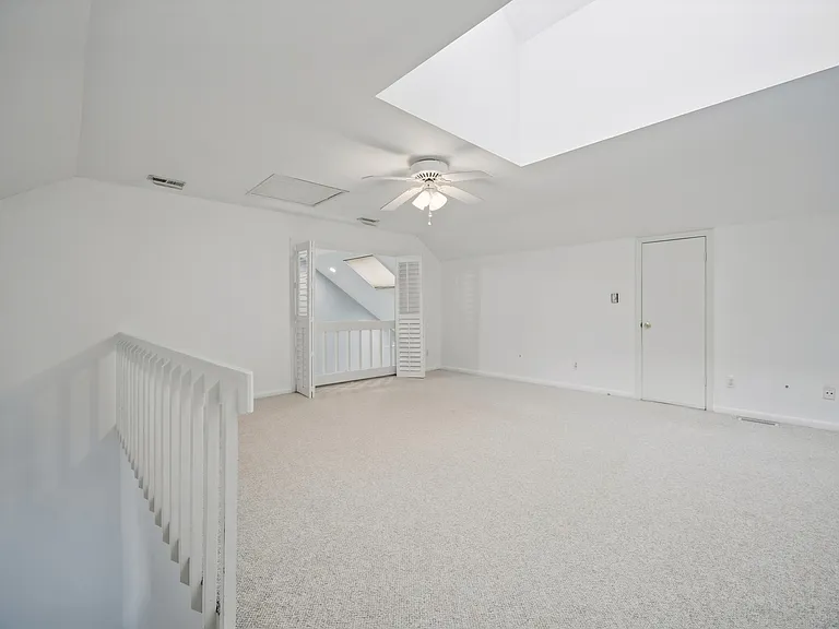 1044 Commodore Dr — Photo 28