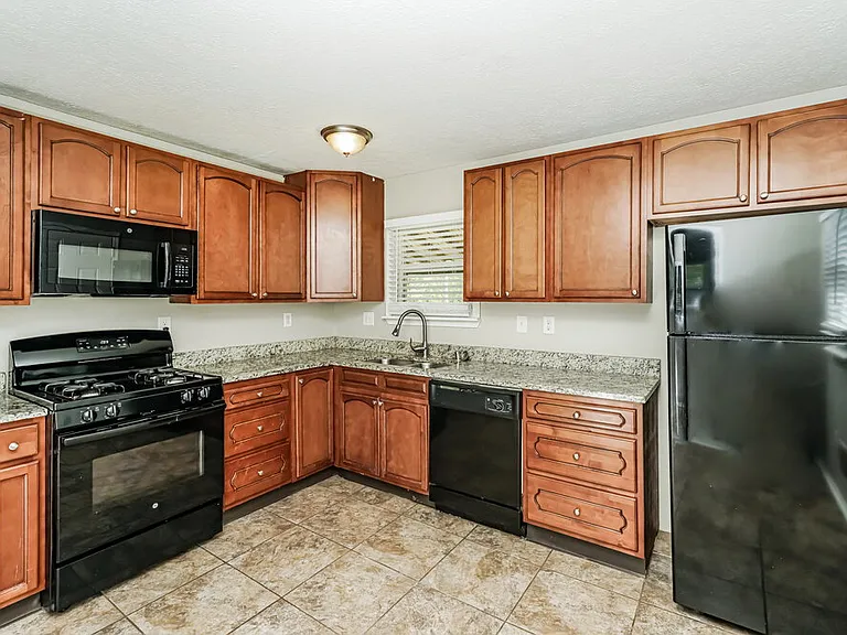 2402 Parliament Ct — Photo 9