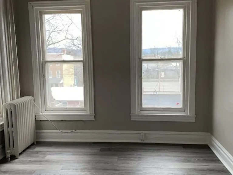 1046 W Walnut St — Photo 8