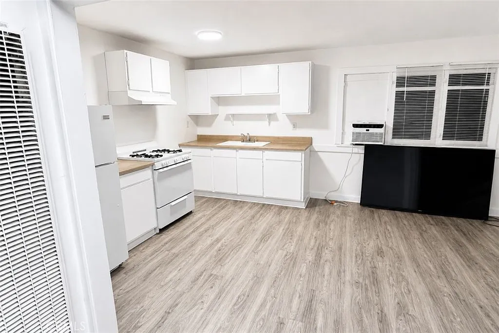 Studio, 350 sqft, $1,700 — Photo 2