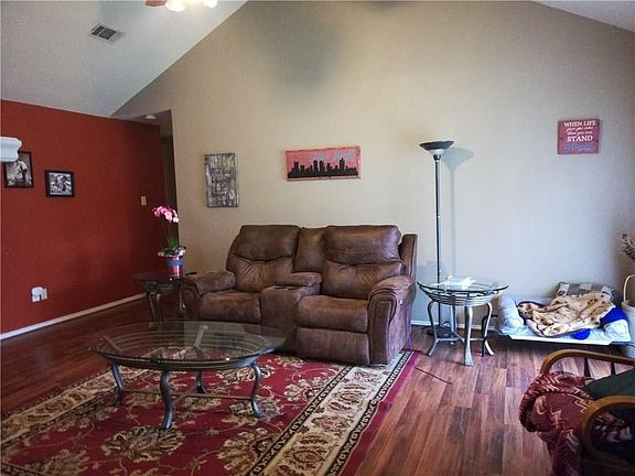 2nd image of 837 Vicksburg Ln