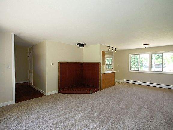 Living Rm-New Carpet/Pad/Paint