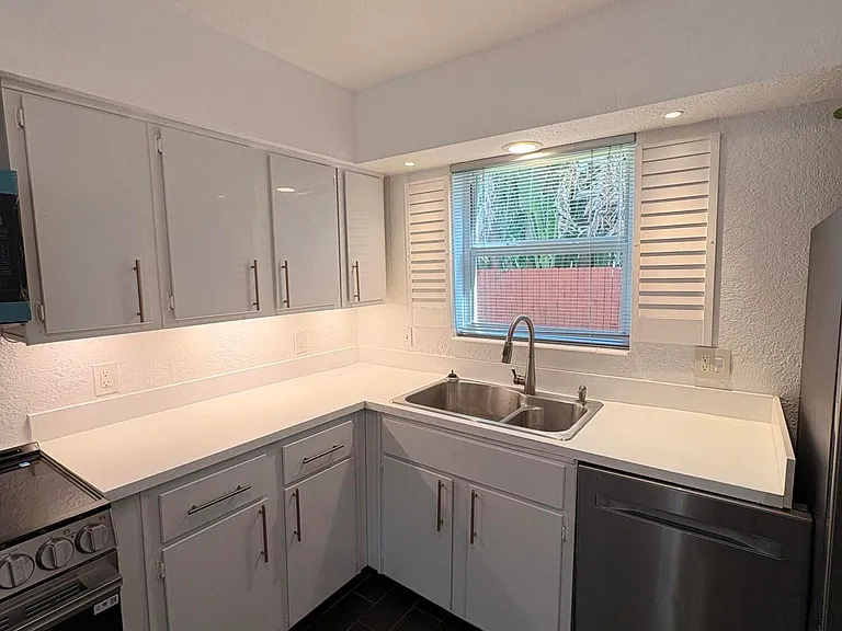 601 SE 5th Ct #102 — Photo 14