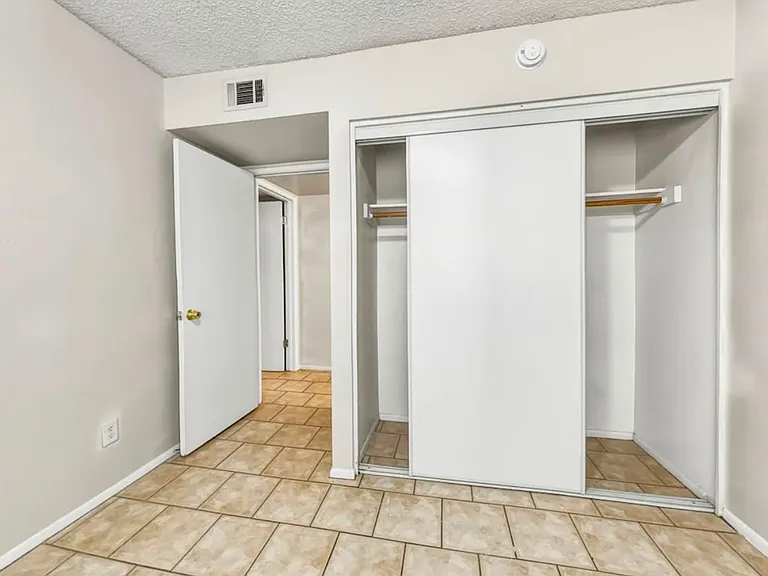 5634 W Hubbell St — Photo 7