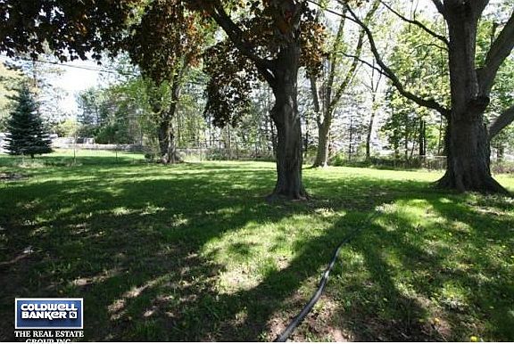 Beautiful fenced back yard