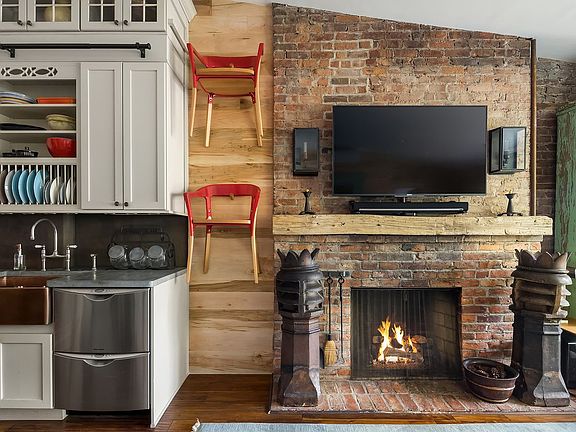 5th image of 7 E 9th St APT 4