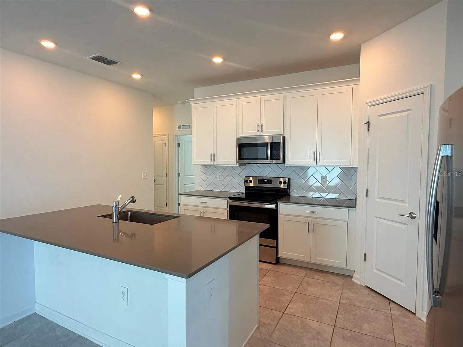 4 bed, 2.0 bath, 1841 sqft, $2,550 — Photo 3